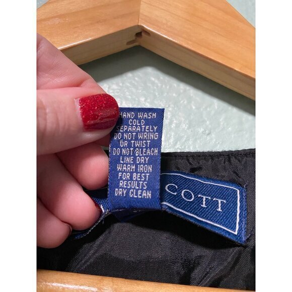 Vintage Karen Scott Women's Black and Red Poinsettia Floral Christmas Vest Large - Picture 5 of 7